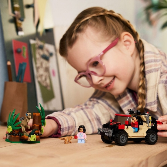 Imagine LEGO JURASSIC WORLD RENASTEREA EVADARE OFF-ROAD DIN CALEA UNUI VELOCIRAPTOR 76972 