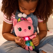 Imagine GABBYS DOLLHOUSE FAIRYLANDIA ZANA PISICUTA DE PLUS INTERACTIVA 