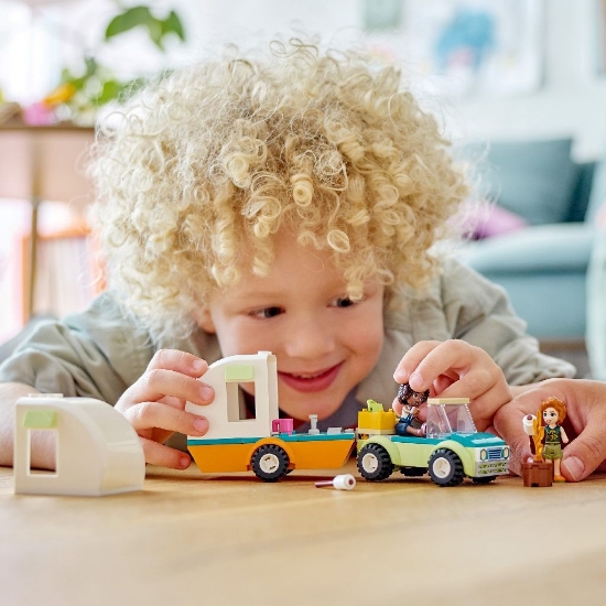 Imagine LEGO FRIENDS VACANTA CU RULOTA 41726