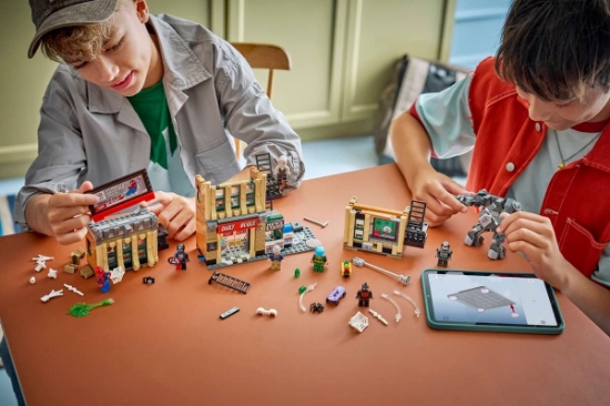 Imagine LEGO MARVEL OMUL PAIANJEN VS MYSTERIO DAILY BUGLE 76342