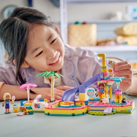 Imagine LEGO FRIENDS O ZI DISTRACTIVA IN PARCUL ACVATIC 42676