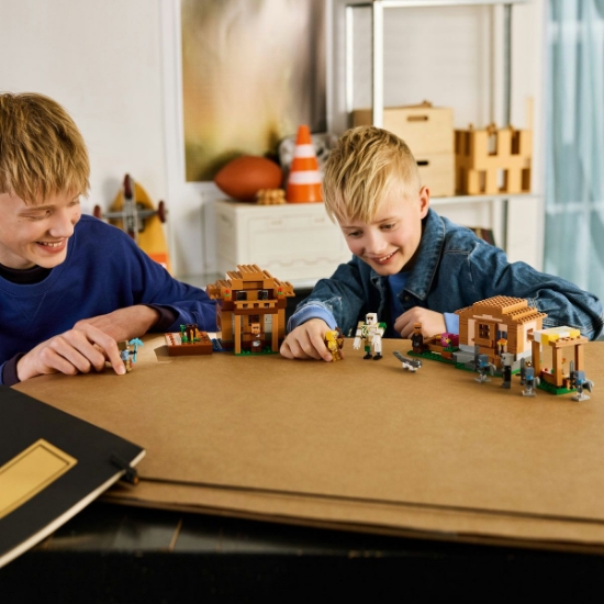 Imagine LEGO MINECRAFT ATACUL EVOCATORILOR ASUPRA SATULUI 21596