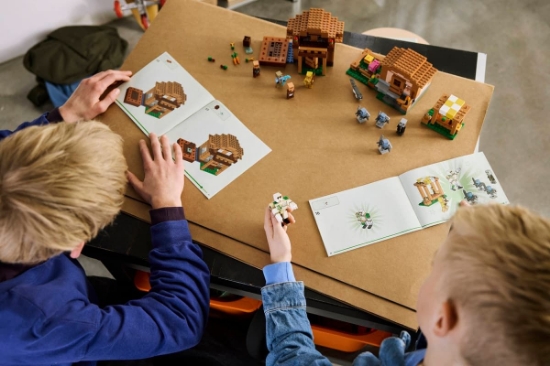 Imagine LEGO MINECRAFT ATACUL EVOCATORILOR ASUPRA SATULUI 21596