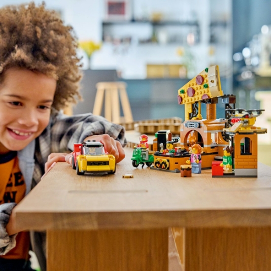 Imagine LEGO CITY EXPERIENA LIVRARII DE PIZZA CU VEHICULE 60496
