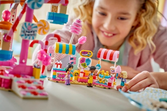 Imagine LEGO FRIENDS ROATA FERRIS CU BOMBOANE SI BRIOSE 42700