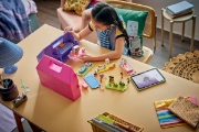 Imagine LEGO FRIENDS VALIZA CASUTA DE PAPUSI CREATIVA 42697