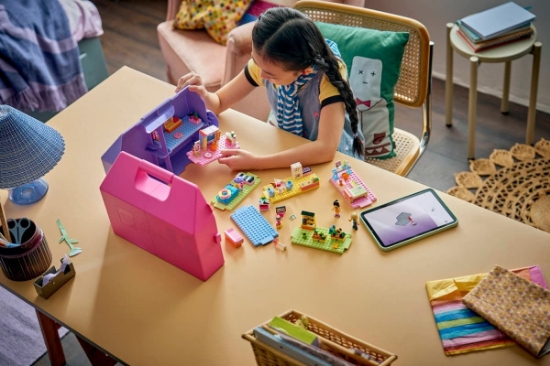 Imagine LEGO FRIENDS VALIZA CASUTA DE PAPUSI CREATIVA 42697