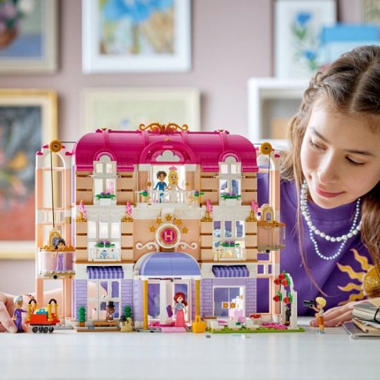 Imagine LEGO FRIENDS GRAND HOTEL DIN ORASUL HEARTLAKE 42704