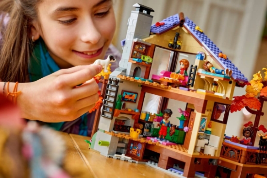 Imagine LEGO FRIENDS CABANA PRIMITOARE IN PADURE TOAMNA 42705