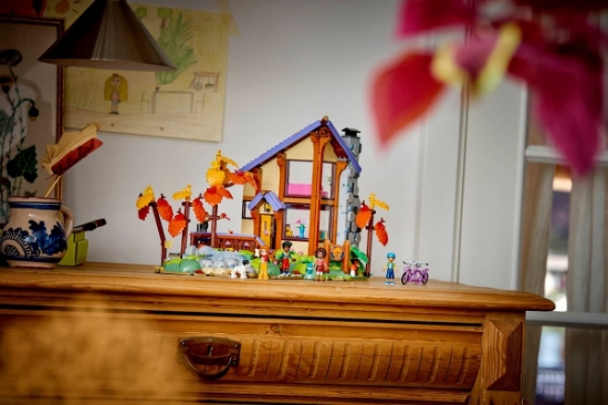 Imagine LEGO FRIENDS CABANA PRIMITOARE IN PADURE TOAMNA 42705