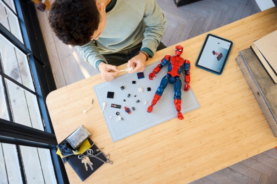 Imagine LEGO MARVEL SPIDERMAN FIGURINA EROU OMUL PAIANJEN 76346