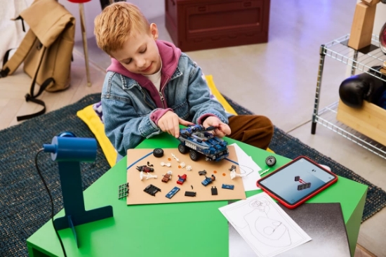 Imagine LEGO MARVEL SPIDERMAN URMARIRE CU OMUL PAIANJEN SI MASINA INCHISORII 76349