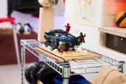Imagine LEGO MARVEL SPIDERMAN URMARIRE CU OMUL PAIANJEN SI MASINA INCHISORII 76349