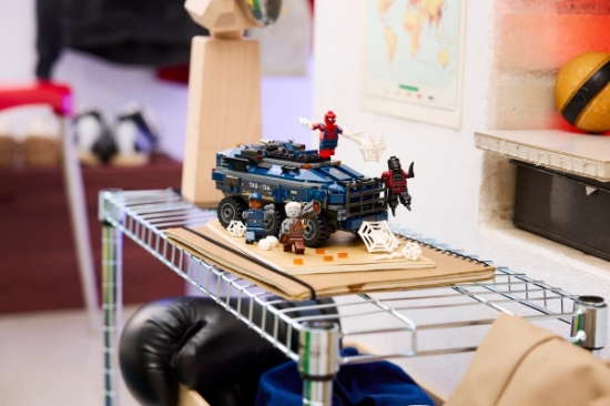 Imagine LEGO MARVEL SPIDERMAN URMARIRE CU OMUL PAIANJEN SI MASINA INCHISORII 76349