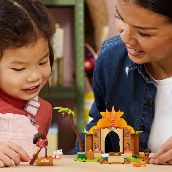 Imagine LEGO DISNEY MOANA CASA TRADITIONALA SI BARCUTA 43282