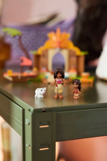 Imagine LEGO DISNEY MOANA CASA TRADITIONALA SI BARCUTA 43282