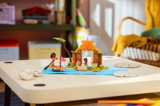 Imagine LEGO DISNEY MOANA CASA TRADITIONALA SI BARCUTA 43282
