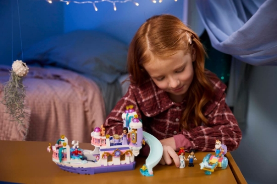 Imagine LEGO DISNEY PRINCESS BARCA NUNTII REGALE A LUI ARIEL 43299