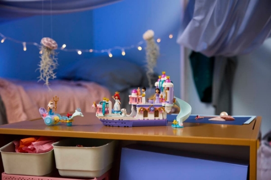 Imagine LEGO DISNEY PRINCESS BARCA NUNTII REGALE A LUI ARIEL 43299