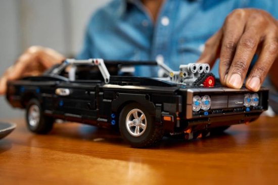 Imagine LEGO TECHNIC MASINA DODGE CHARGER R/T DIN FAST AND FURIOUS 42231