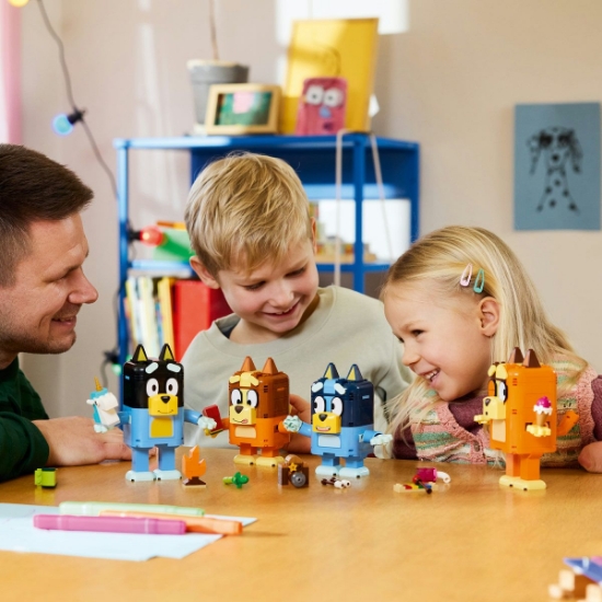 Imagine LEGO BLUEY FAMILIA LUI BLUE DIN CARAMIZI 11217