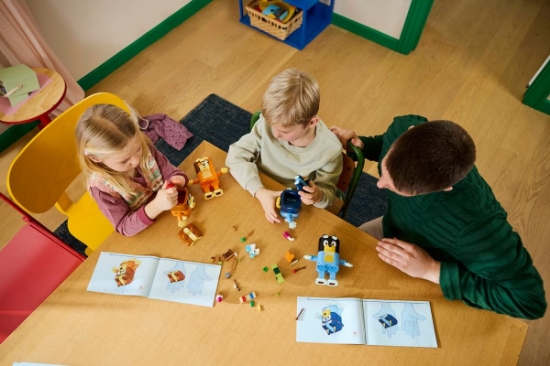 Imagine LEGO BLUEY FAMILIA LUI BLUE DIN CARAMIZI 11217