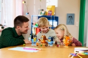 Imagine LEGO BLUEY FAMILIA LUI BLUE DIN CARAMIZI 11217