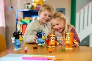 Imagine LEGO BLUEY FAMILIA LUI BLUE DIN CARAMIZI 11217