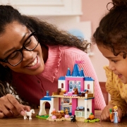 Imagine LEGO DISNEY PRINCESS CASTELUL CU ANIMALUTE AL CENUSARESEI 43283