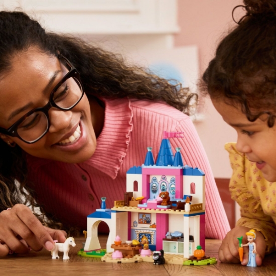 Imagine LEGO DISNEY PRINCESS CASTELUL CU ANIMALUTE AL CENUSARESEI 43283