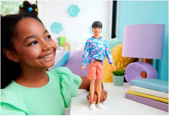 Imagine BARBIE PAPUSA BAIAT FASHIONISTAS CU BLUZA CU INIMIOARE 
