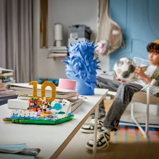 Imagine LEGO EDITIONS LIONEL MESSI MOMENTE IMPORTANTE DIN FOTBAL 43011