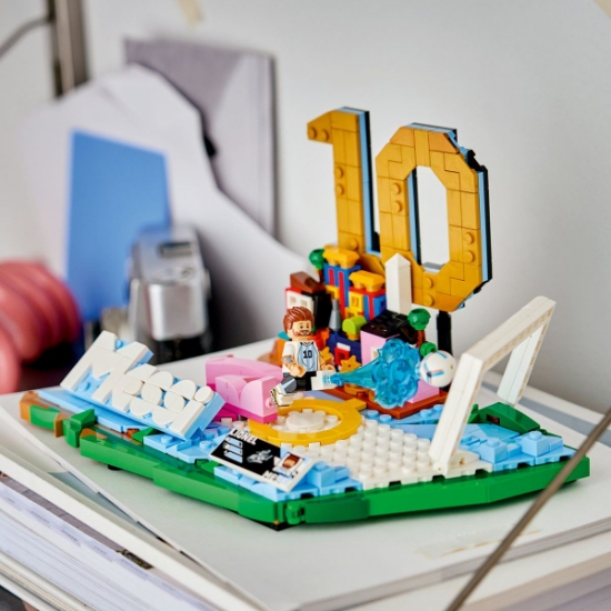 Imagine LEGO EDITIONS LIONEL MESSI MOMENTE IMPORTANTE DIN FOTBAL 43011