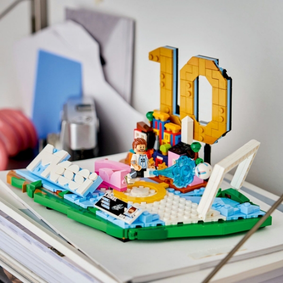 Imagine LEGO EDITIONS LIONEL MESSI MOMENTE IMPORTANTE DIN FOTBAL 43011