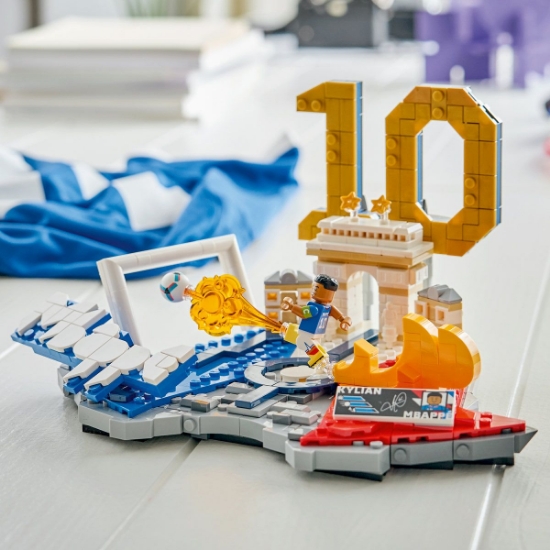 Imagine LEGO EDITIONS KYLIAN MBAPPE MOMENTE IMPORTANTE DIN FOTBAL 43013