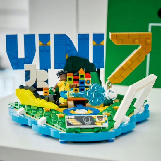Imagine LEGO EDITIONS VINI JR MOMENTE IMPORTANTE DIN FOTBAL 43027