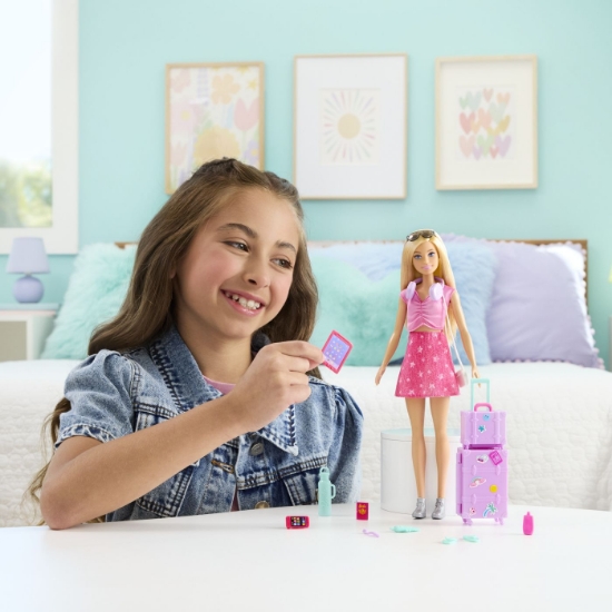 Imagine BARBIE FAMILY AND FRIENDS SET DE CALATORIE