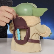 Imagine STAR WARS MANDALORIAN SI GROGU SET FIGURINA GROGU SI ACCESORII GUSTARI 16.5CM