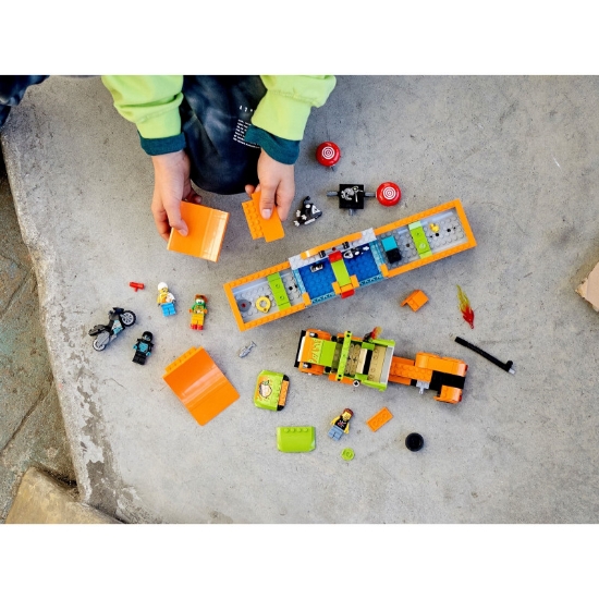 Imagine LEGO CITY CAMION DE CASCADORII 60294