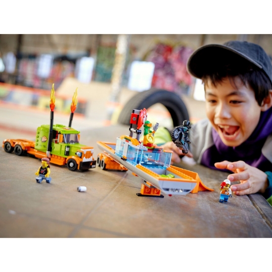 Imagine LEGO CITY CAMION DE CASCADORII 60294