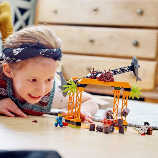Imagine LEGO CITY STUNTZ PROVOCAREA DE CASCADORII ATACUL RECHINULUI 60342