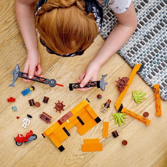 Imagine LEGO CITY STUNTZ PROVOCAREA DE CASCADORII ATACUL RECHINULUI 60342