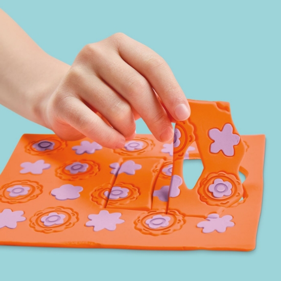 Imagine PLAY DOH BARBIE SET CREATII VESTIMENTARE ZI DE PLAJA COCHETA