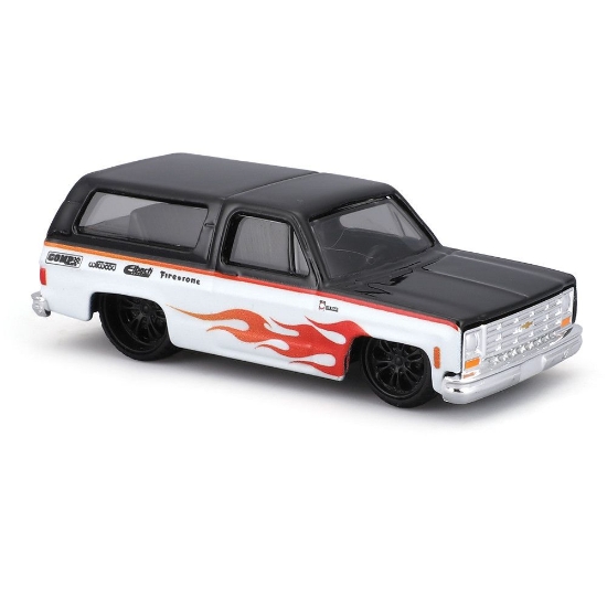 Imagine MAISTO DESIGN ELITE TRANSPORT SET CAMION CU RAMPA COE FLATBED SI MASINUTA CHEVROLET K5 BLAZER 1979 SCARA 1 LA 64