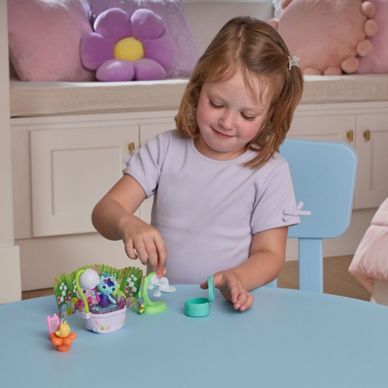 Imagine GABBYS DOLLHOUSE FAIRYLANDIA SET DE JOACA BAIA MAGICA A PISICII MERCAT CU FIGURINE SI ACCESORII