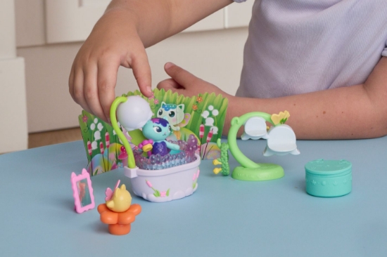 Imagine GABBYS DOLLHOUSE FAIRYLANDIA SET DE JOACA BAIA MAGICA A PISICII MERCAT CU FIGURINE SI ACCESORII