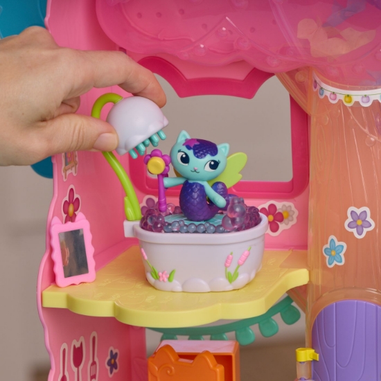 Imagine GABBYS DOLLHOUSE FAIRYLANDIA SET DE JOACA BAIA MAGICA A PISICII MERCAT CU FIGURINE SI ACCESORII