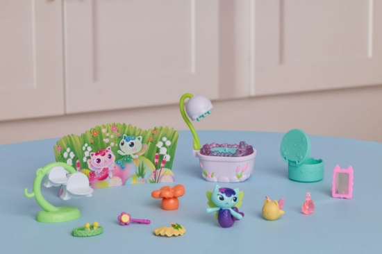 Imagine GABBYS DOLLHOUSE FAIRYLANDIA SET DE JOACA BAIA MAGICA A PISICII MERCAT CU FIGURINE SI ACCESORII