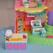 Imagine GABBYS DOLLHOUSE FAIRYLANDIA SET DE JOACA BUCATARIA MAGICA A PISICII CAKEY CU FIGURINE SI ACCESORII