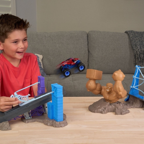 Imagine MONSTER JAM MARVEL SET UIMITORUL SPIDER MAN BATALIA DIN ORASUL OMULUI NISIP